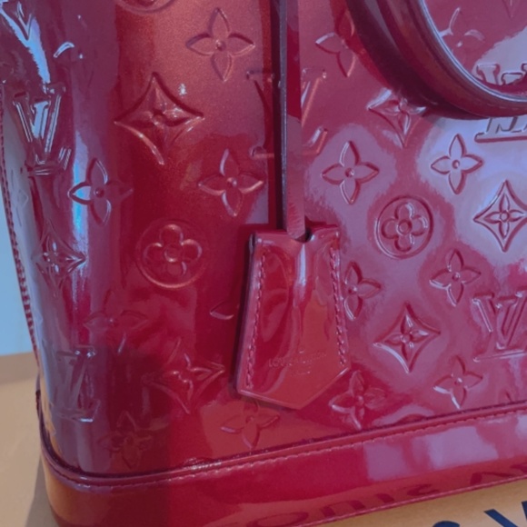 Louis Vuitton - Picture 6 of 11